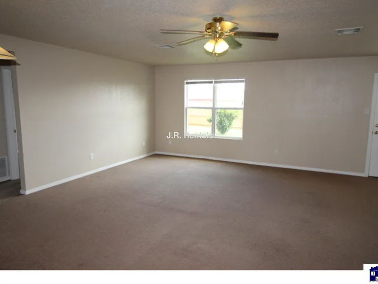 4601 Lloyd Dr — Photo 5