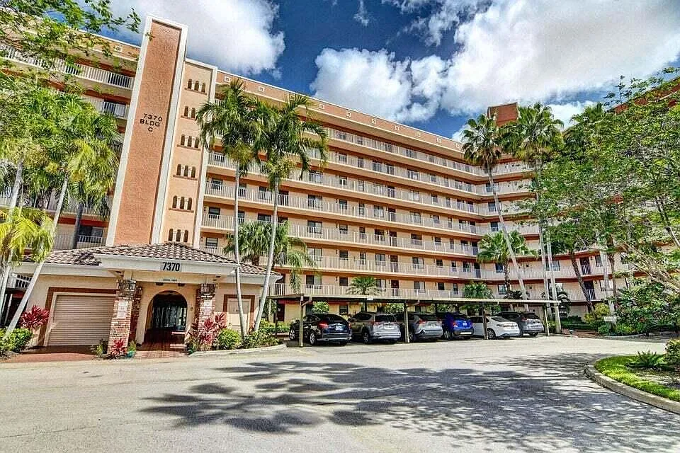 7380 S Oriole Blvd #605