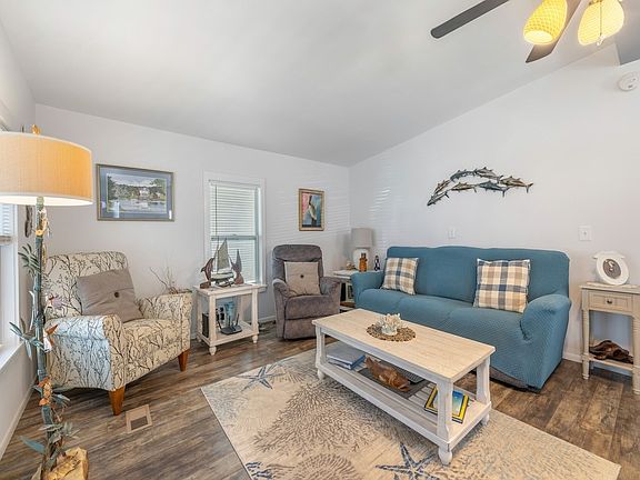 4th image of 444 Marlin Cir