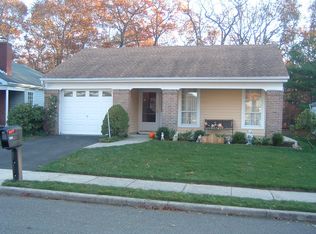 524 Cranston Ln, Ridge, NY 11961