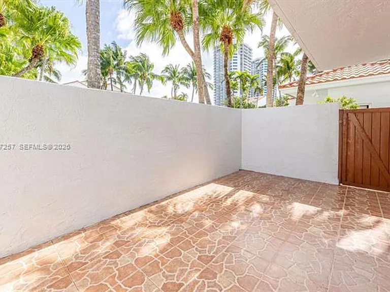 20935 NE 37th Ct #Townhouse 20935 — Photo 17