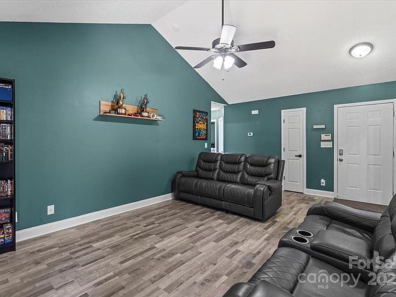 2nd image of 124 Turning Leaf Ln