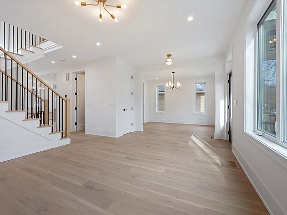 4th image of 1042 Dewey Ave