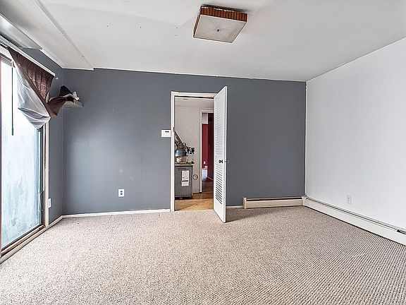 4th image of 482 Genesee Ave