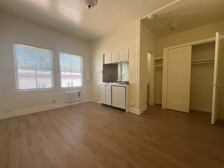 1424 P St #12 — Photo 4