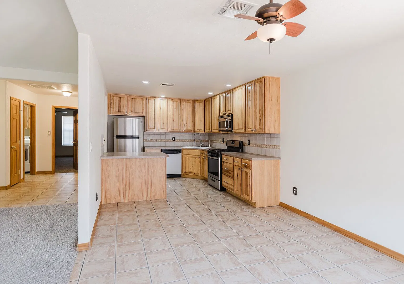 Spacious 4 Bedroom 2 Bath Home near Shopping — Photo 3