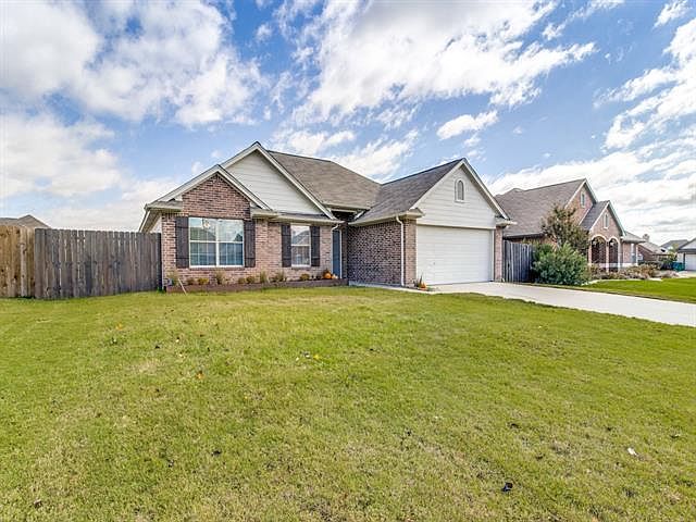 1st image of 825 Greenview Ct
