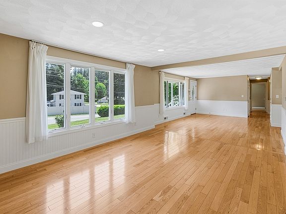 3rd image of 14 Raymond Rd