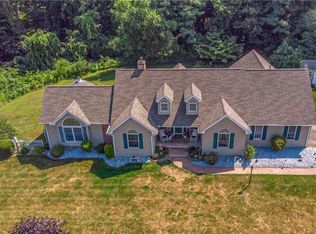 4 Sunview Dr, Broad Brook, CT 06016