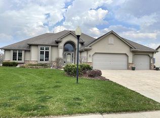 704 Two Rivers Dr, Mukwonago, WI 53149
