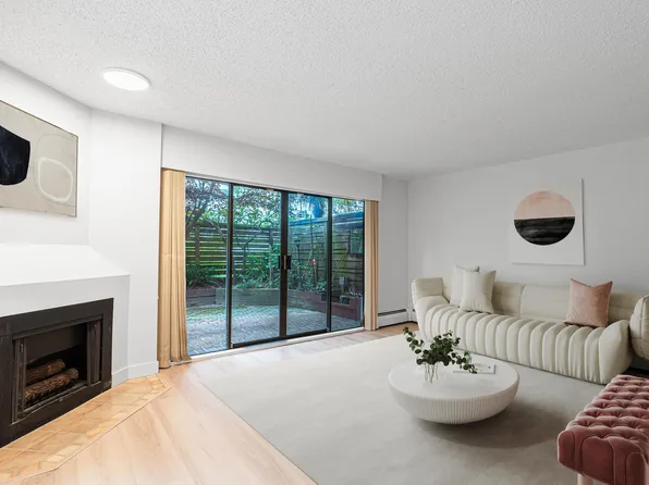 747 17th St #102, West Vancouver, BC V7V 3T4