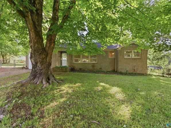 2217 Barrywood Cir NW, Huntsville, AL 35810