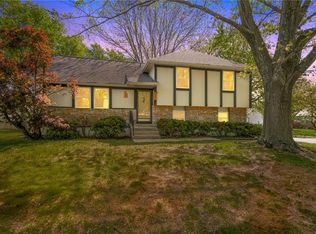 615 SE Westwind Dr, Lees Summit, MO 64063