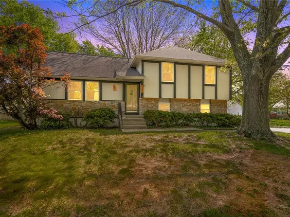 615 SE Westwind Dr, Lees Summit, MO 64063