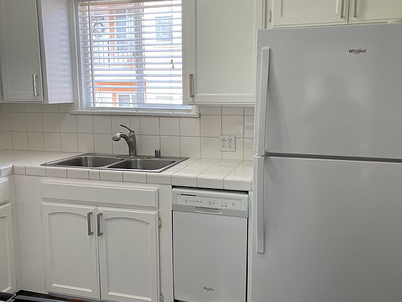 5th image of 702 S Pacific Coast Hwy APT B