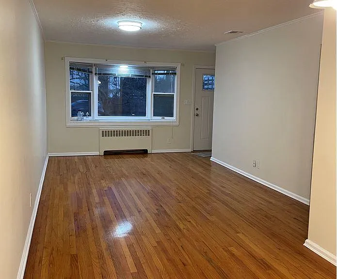 420 Old Country Rd — Photo 5