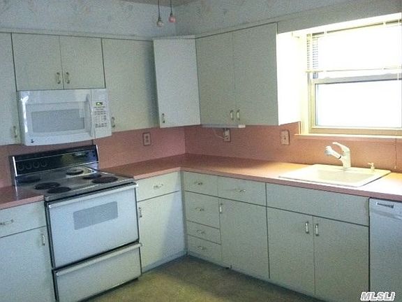 3rd image of 65 Fulton St
