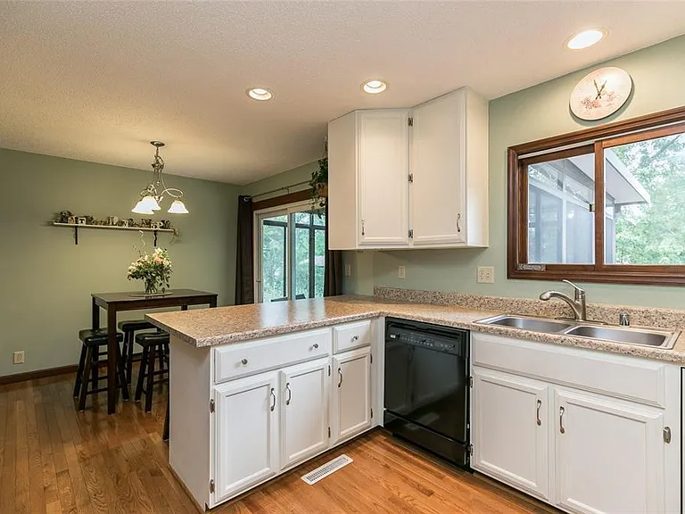 6913 Larkwood Dr NE — Photo 5
