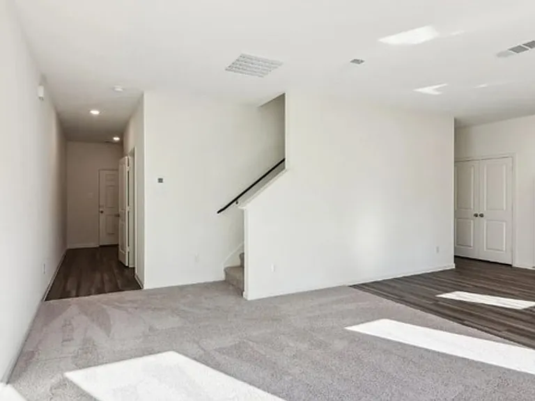 112 Connecticut Ct — Photo 7