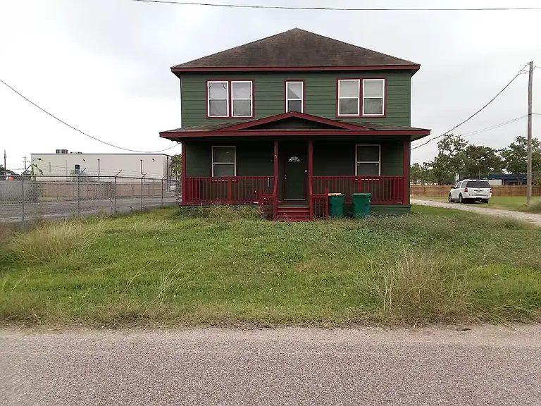 Carolyn St — Photo 1