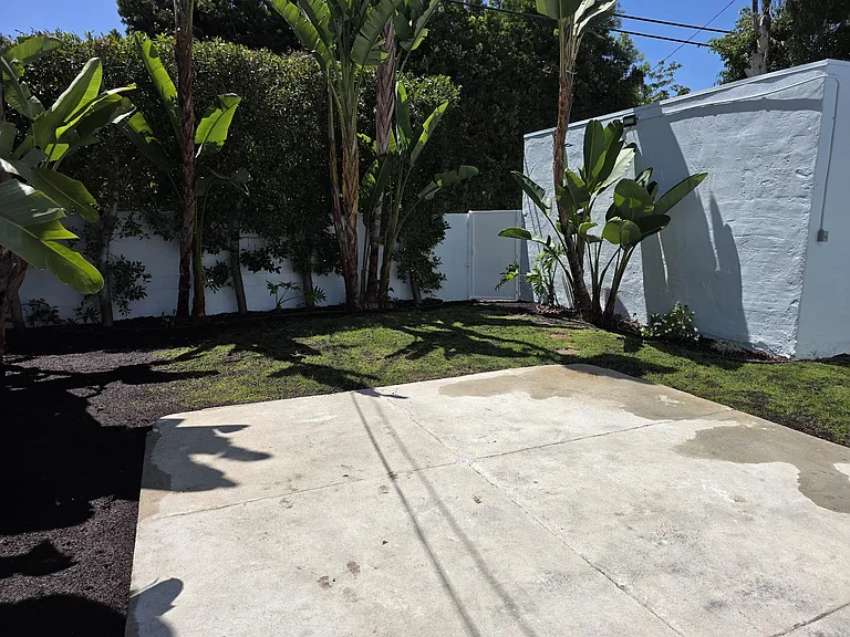 153 S Swall Dr — Photo 29