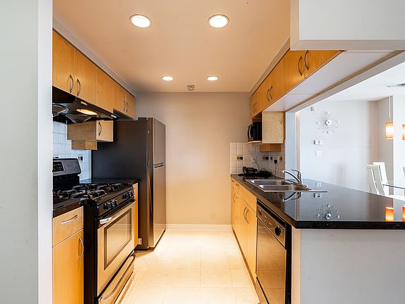 5th image of 1199 Marinaside Cres #2303