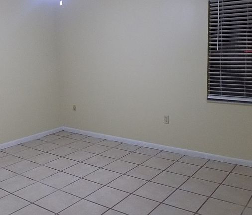 4th image of 6068 Hilltop Ln W