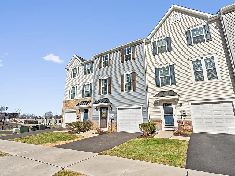 204 Station Dr — Photo 34