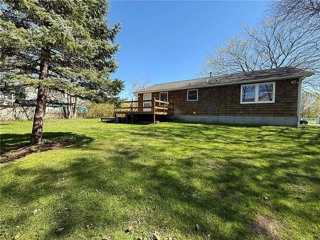 3 bed, 1.0 bath, 1200 sqft, $3,200 — Photo 3