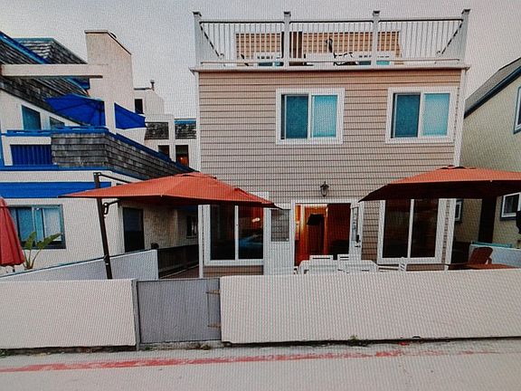 Large 600 sq/ft patio with two giant umbrellas , BBQ and fireplace and seating couch