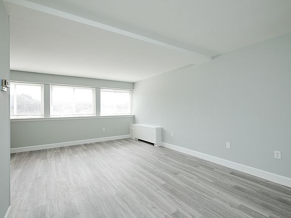 9250-Edwards-Way-701-21-06-02-31845_06052021