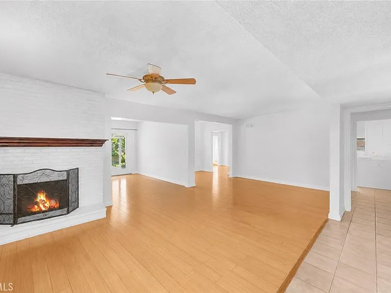 310 S Beachy Pl — Photo 6