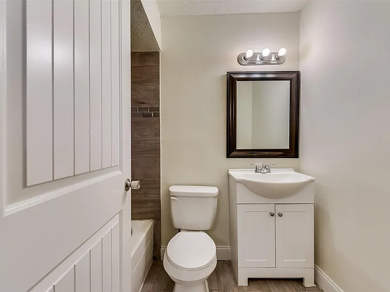 1049 Eastwood Dr — Photo 13