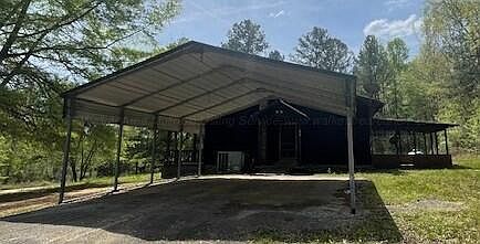 5th image of 1685 Blue Creek Rd