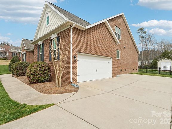 4th image of 205 Cowboys Cir