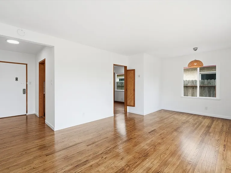 1326 Gates Ave — Photo 4