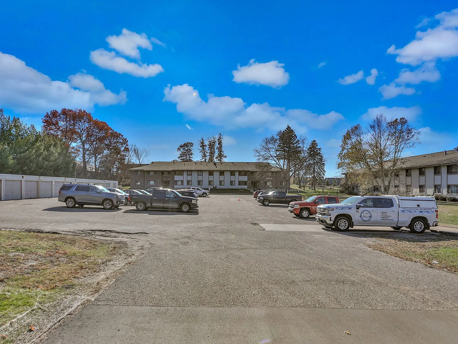 Oakridge Apartments — Photo 2