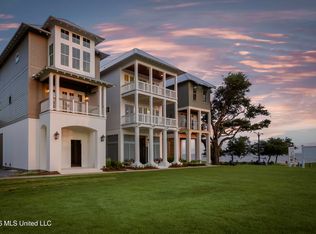 102 S Beach Dr, Ocean Springs, MS 39564