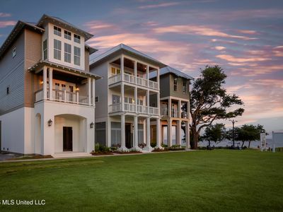 102 S Beach Dr, Ocean Springs, MS, 39564