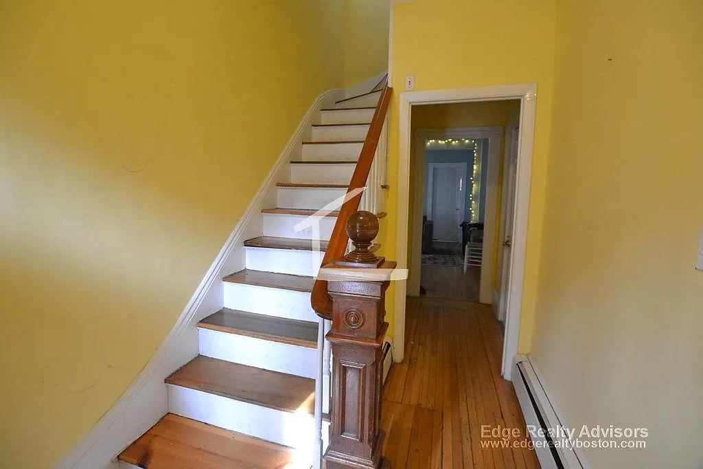 6 bed, 2.5 bath, 2500 sqft, $6,500 — Photo 2