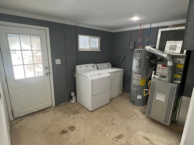 526 Broad Hollow Rd — Photo 16