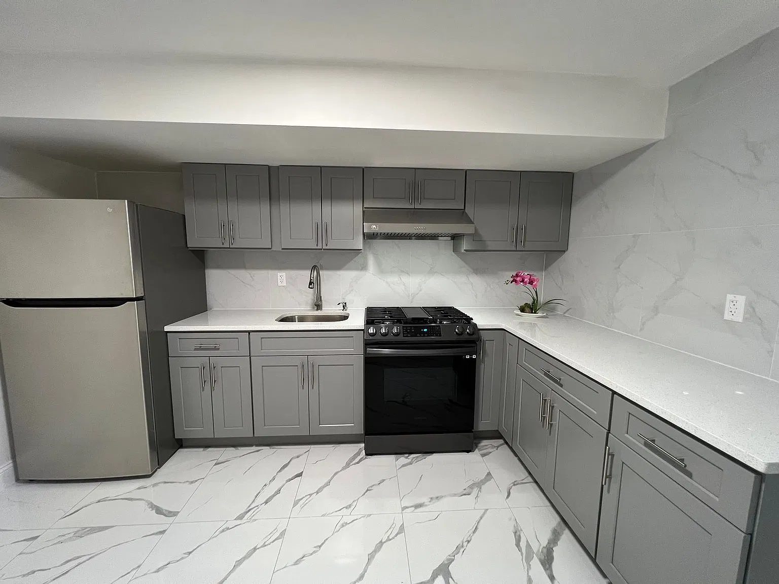 2 bed, 850 sqft, $2,400 — Photo 1