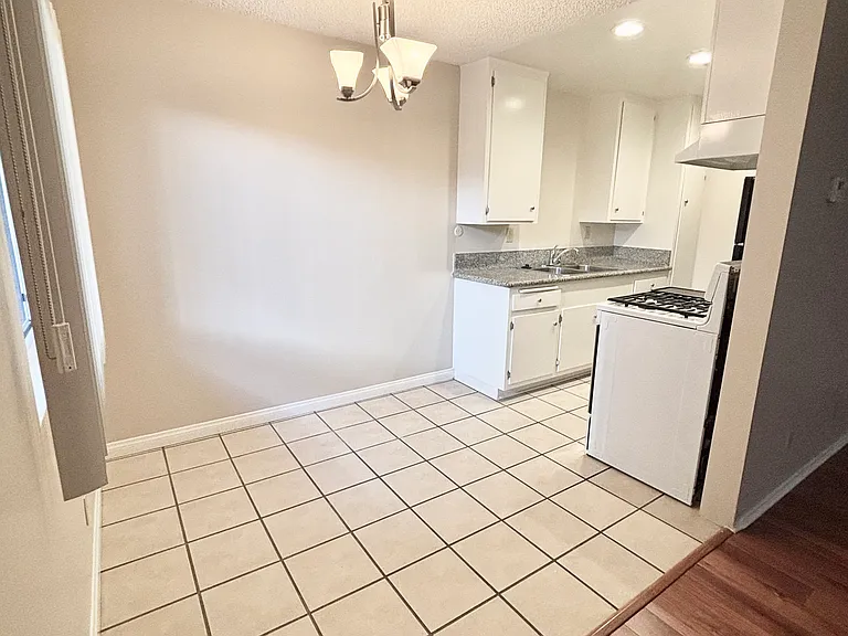 266 S El Molino Ave — Photo 5