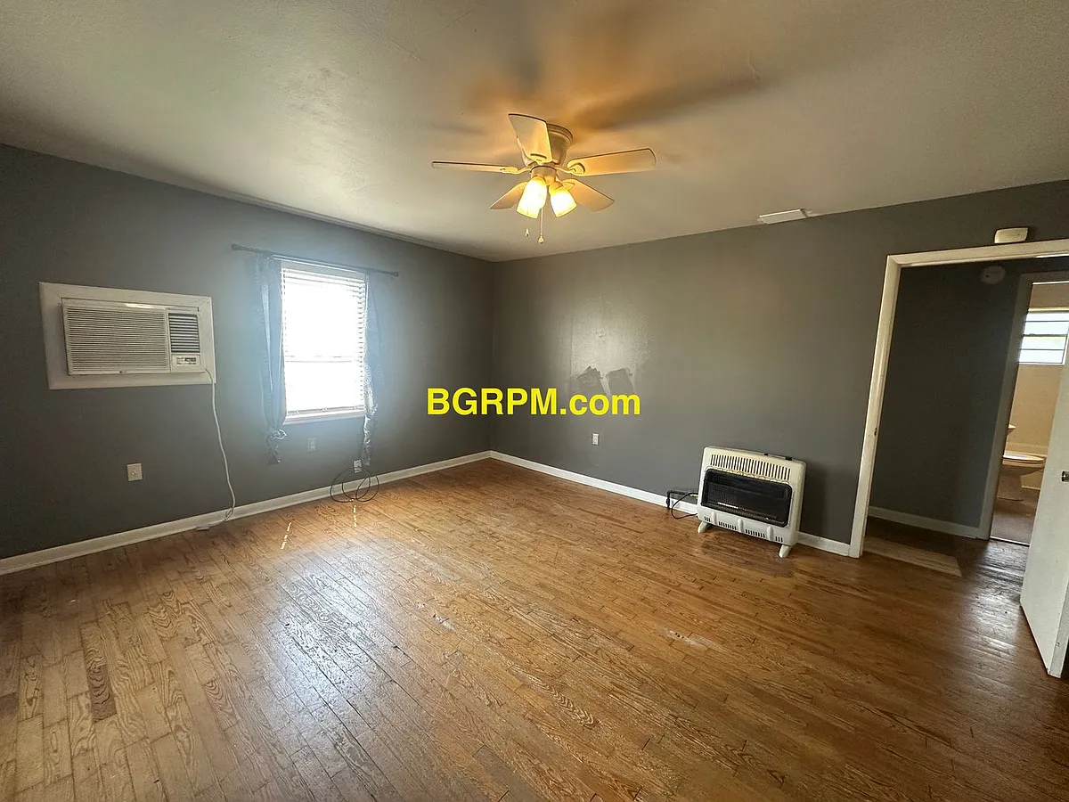Building Photo - 501 N Elm St