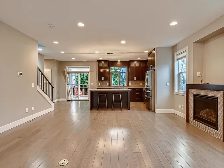 1225 NE Holland St — Photo 25