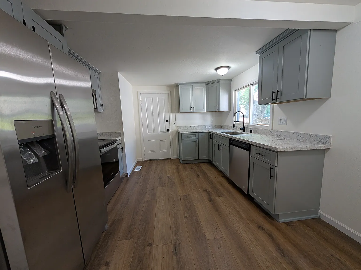 3 bed, 1142 sqft, $3,200 — Photo 3