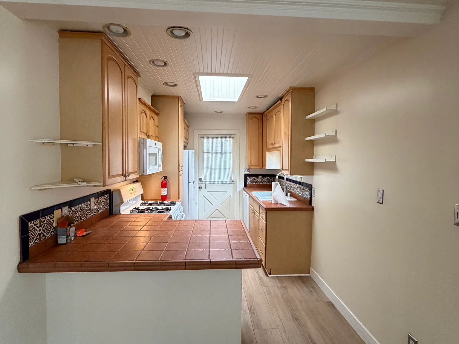 2 bed, 890 sqft, $3,300 — Photo 3