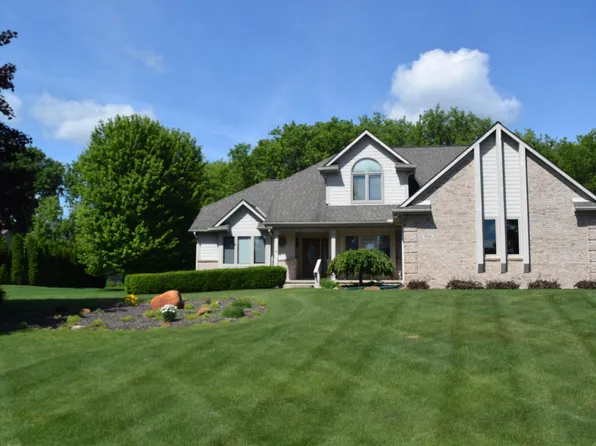 1037 Todd Ct, White Lake, MI 48383