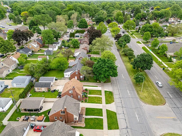 21311 Outer Dr — Photo 43