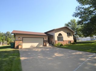 1402 Canyon Dr, Bismarck, ND 58503